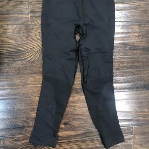 LULULEMON. SIZE 4. Black cropped leggings (spanx material)